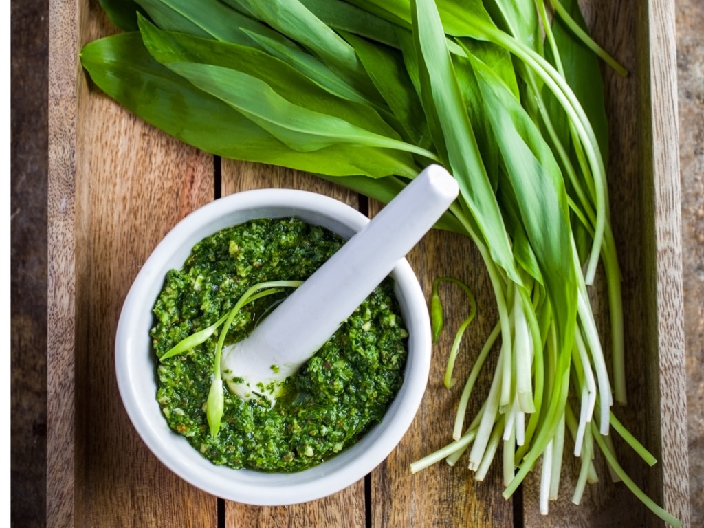 fresh-ramson-pesto-on-wooden-background-picture-id595129956.jpg