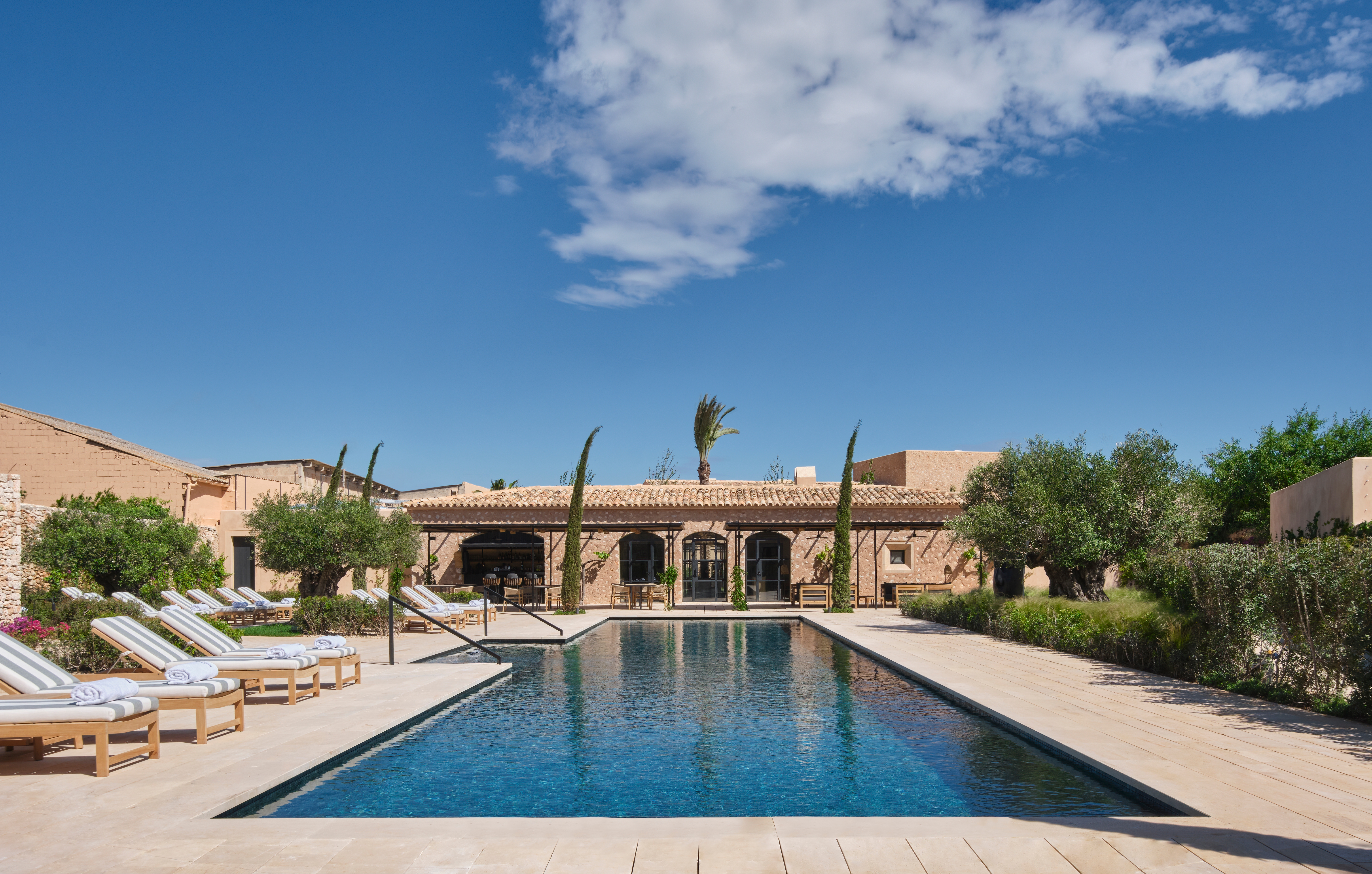 MAIN_POOL_©arturo_and_lauren.jpg