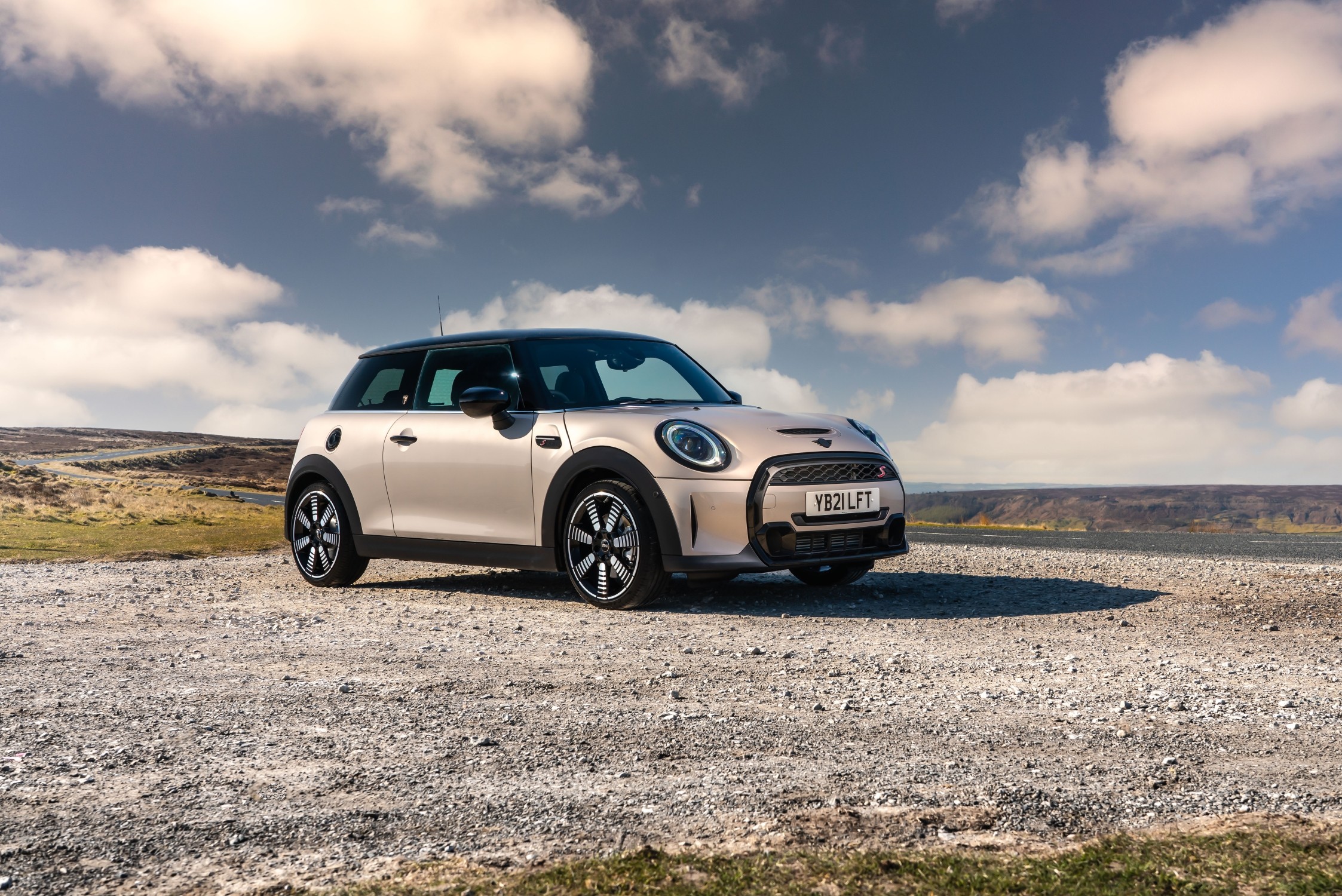 P90419437_lowRes_the-new-mini-3-door-.jpg